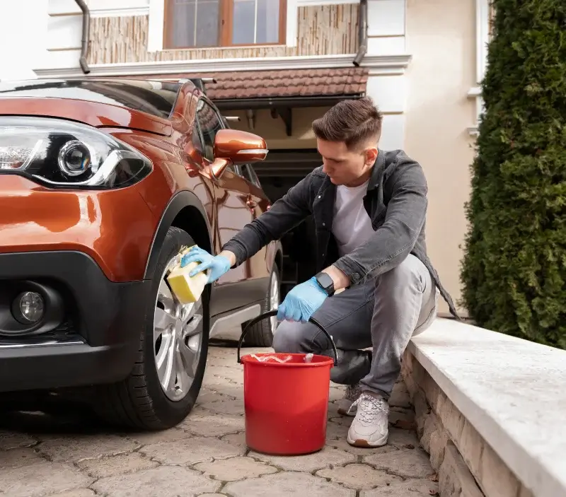 Lavage auto à domicile Mont-Dauphin : professionnel intervenant sur un véhicule